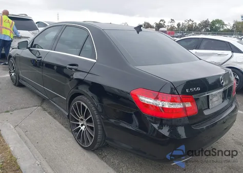 2010 Mercedes-Benz E 550 z USA, uszkodzony, nr VIN WDDHF7CB9AA031627